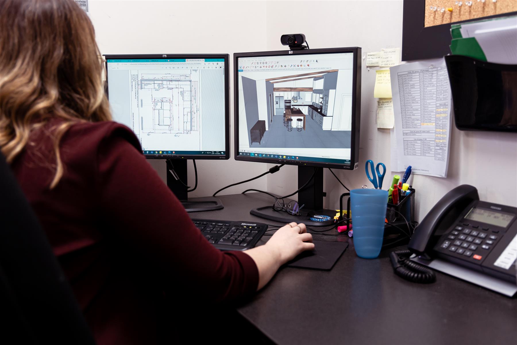 Une designer travaille sur le plan 3D d’une cuisine