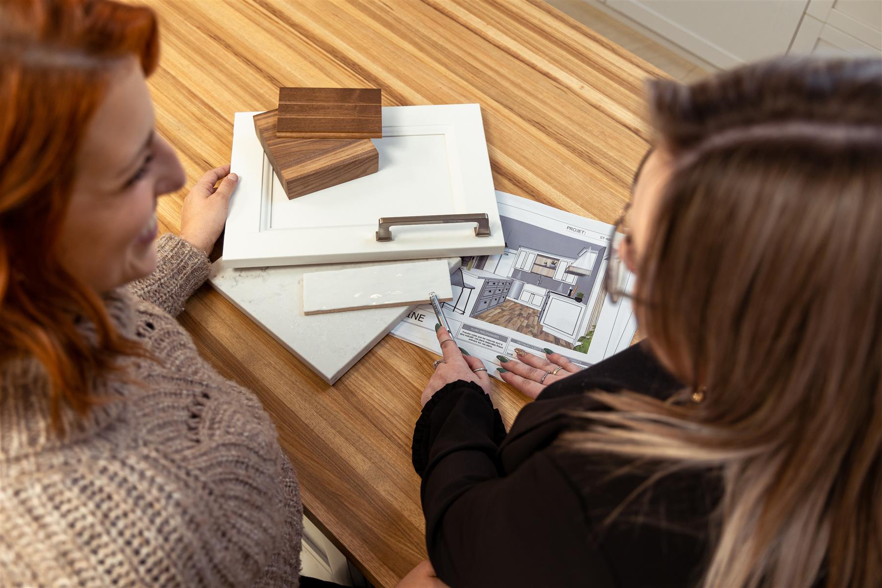 Deux designers comparent des échantillons et des plans