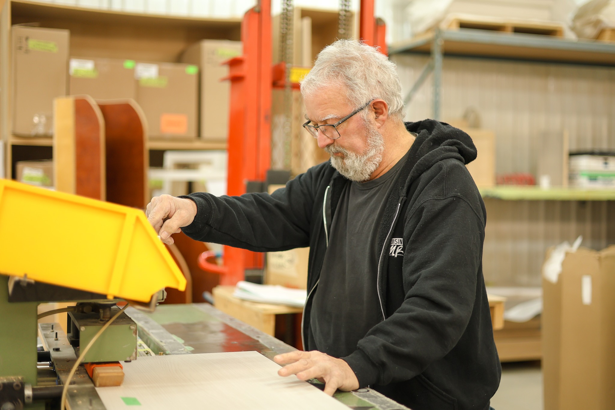 Un employé travaille à une machine de l’atelier