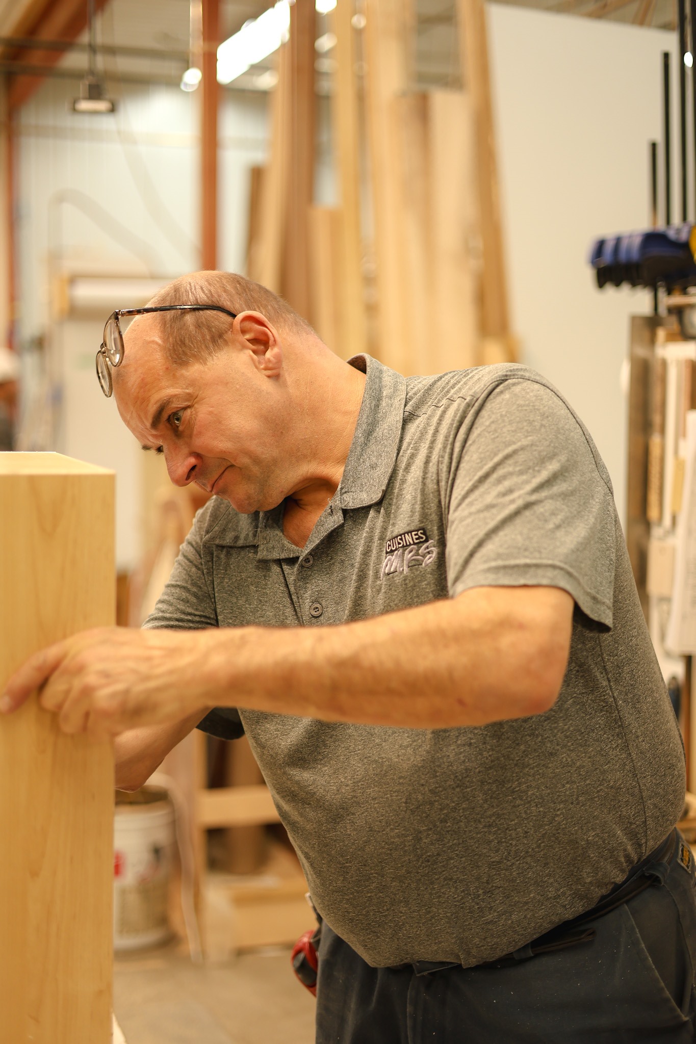 Un employé de l’usine examine un panneau de bois