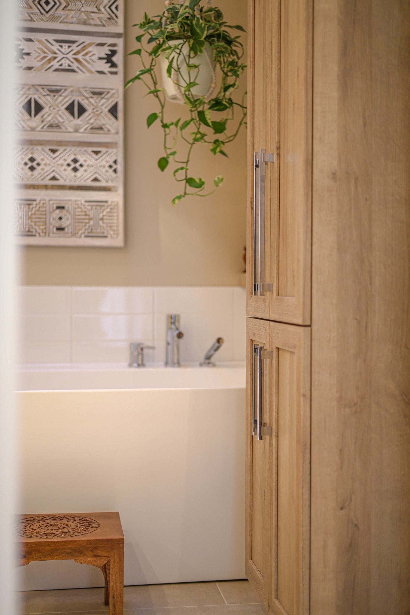 Le Sous-Bois : Vanité double en bois naturel avec rangement ouvert, comptoir de quartz blanc et miroirs jumelés