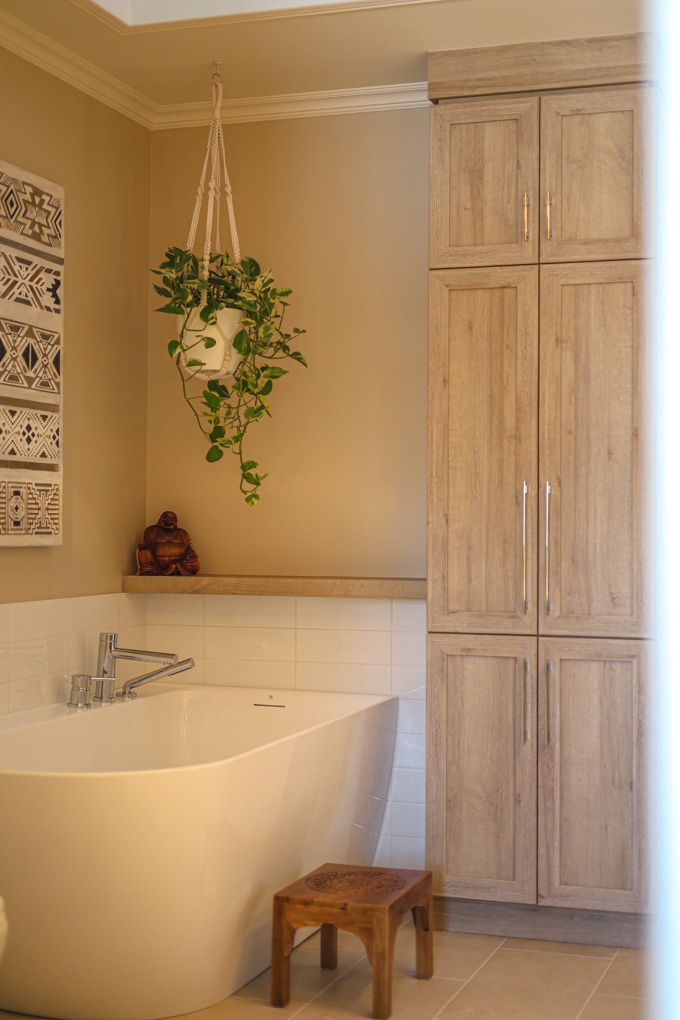 Le Sous-Bois : Vanité double en bois naturel avec rangement ouvert, comptoir de quartz blanc et miroirs jumelés