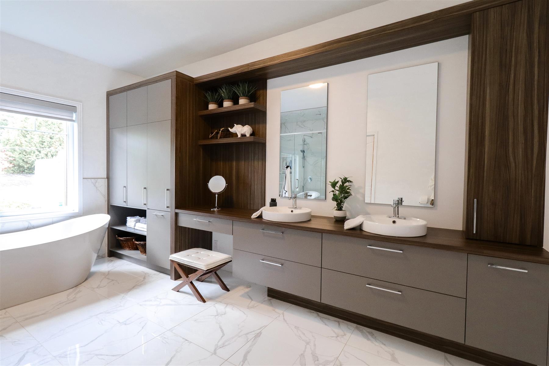 Le Boudoir : Vanité double en bois foncé, plancher de marbre et miroirs muraux, avec coin coiffeuse intégré