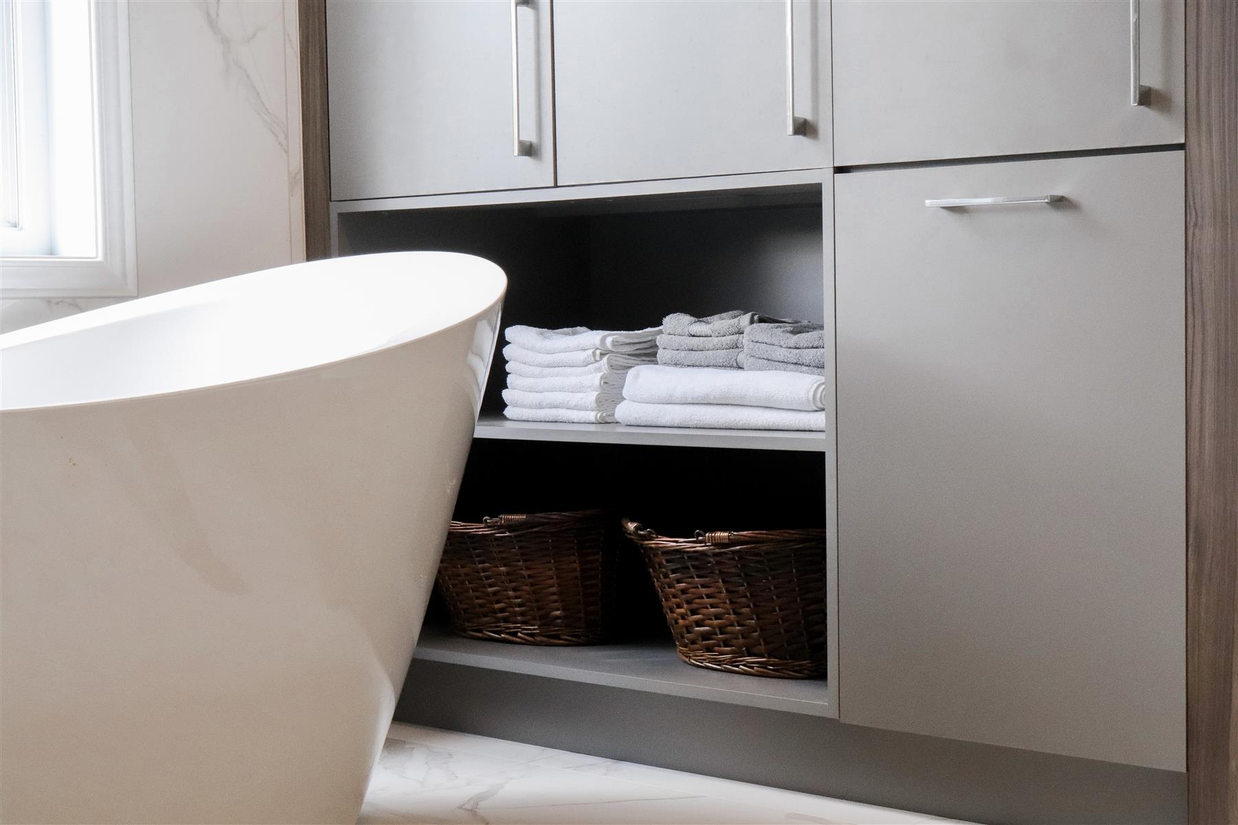 Le Boudoir : Vanité double en bois foncé, plancher de marbre et miroirs muraux, avec coin coiffeuse intégré