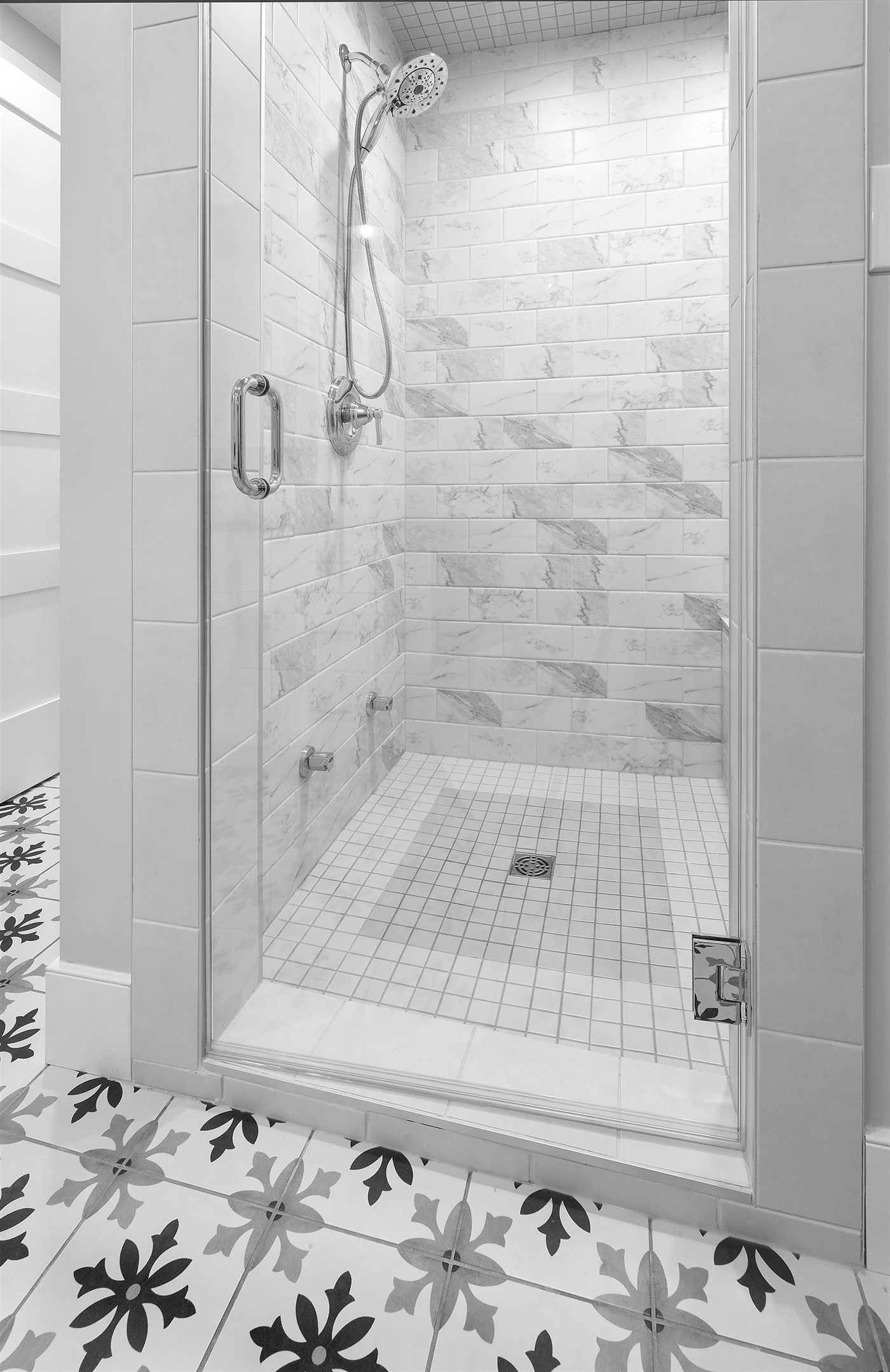 La Perle : Vanité double classique blanche, douche-baignoire aux tuiles en métro et étagères de verre encastrées