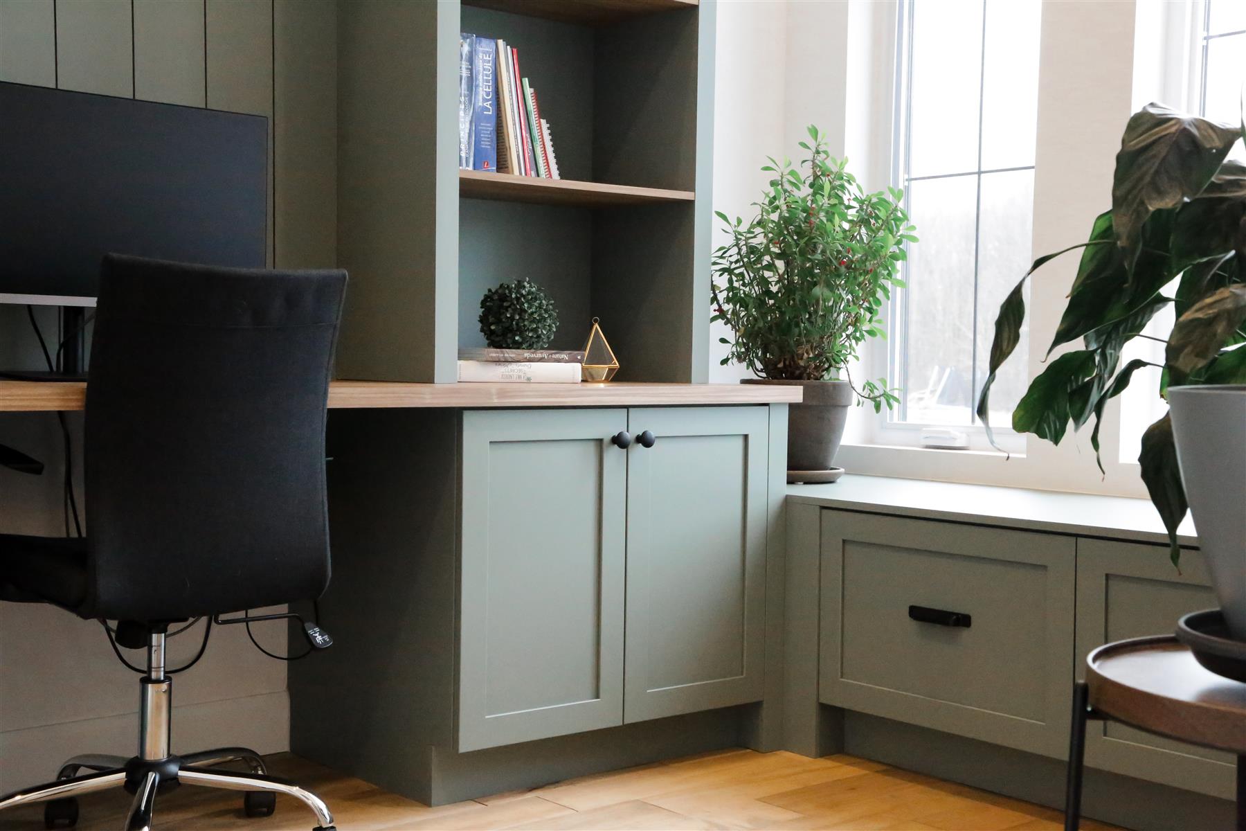 La Sauge : Bureau et bibliothèque intégrés en vert sauge, avec rangements fermés et ouverts sur mesure
