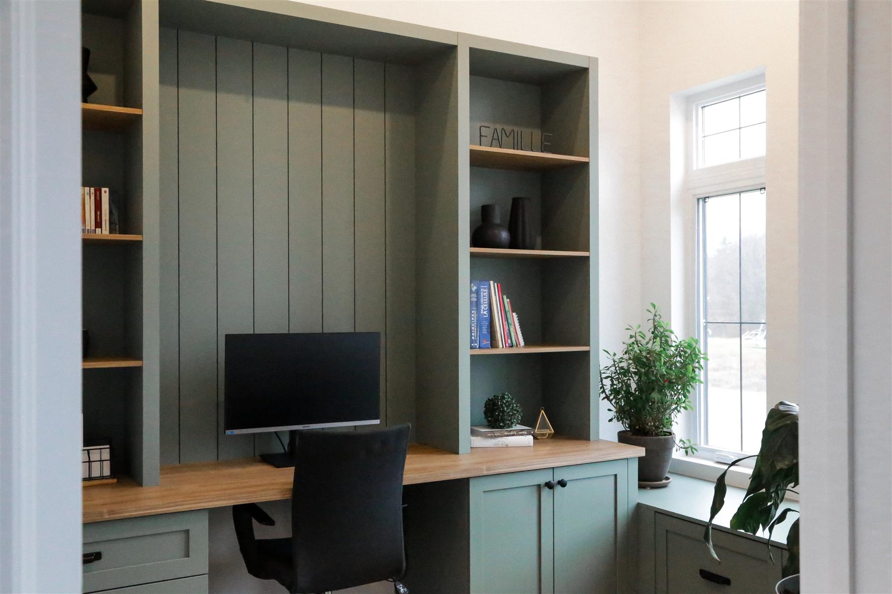 Bureau et bibliothèque intégrés sur mesure, en vert sauge et bois naturel