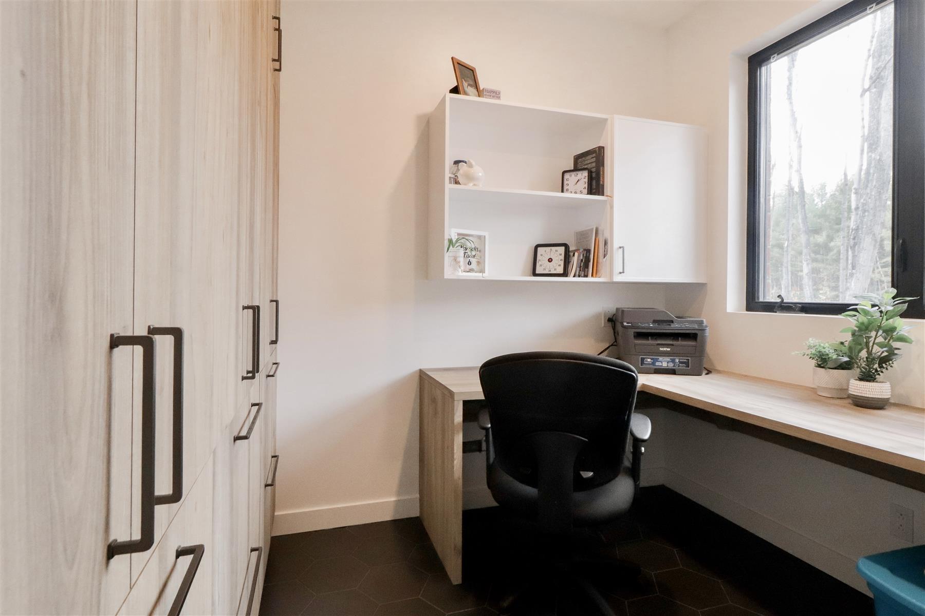 Bureau intégré en bois clair avec rangements muraux